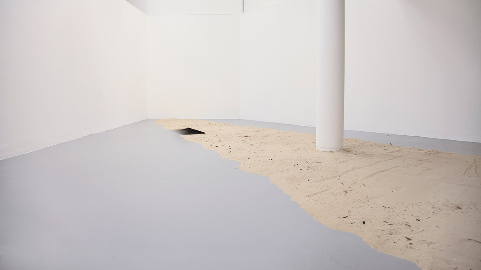 Ángela Jiménez, Bajo la arena (Under the sand), 2019