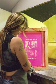 “Speed printing”. Serigrafía de merch de Puwerty con Tomasa Crucero