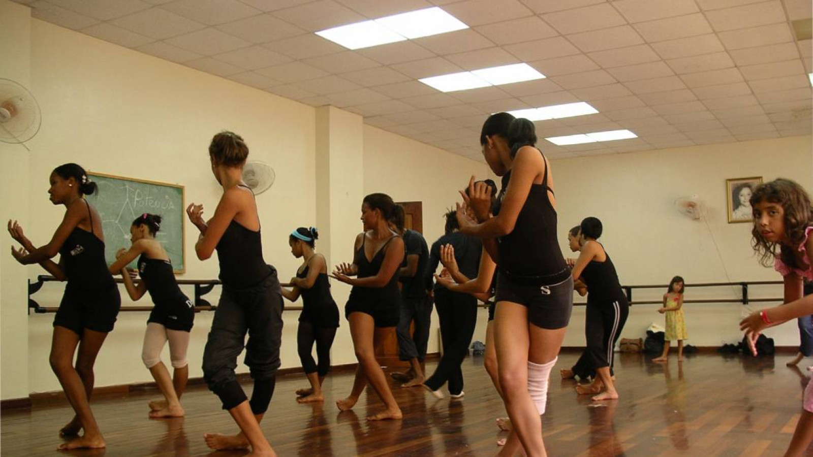 Taller de danza afrocaribeña con Léna Blou